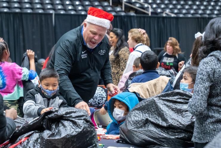 Trustee gives out gifts